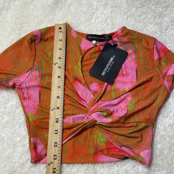 PrettyLittle Thing Abstract Twist Front Crop Top Sz 2 - Picture 5 of 6